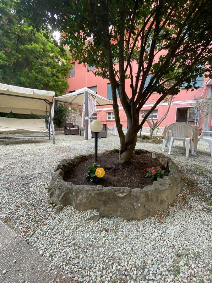 בוליאסקו Hotel Villa Flora מראה חיצוני תמונה