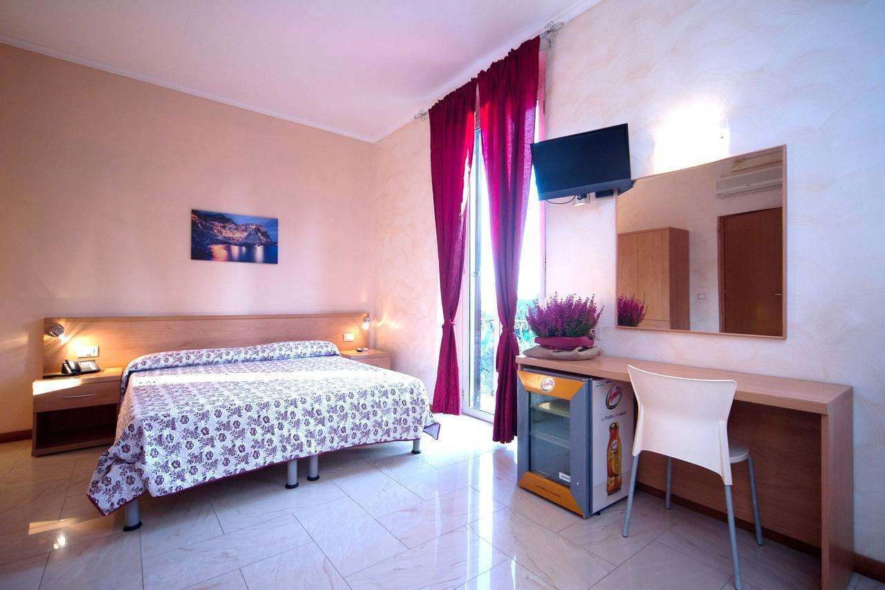 בוליאסקו Hotel Villa Flora מראה חיצוני תמונה